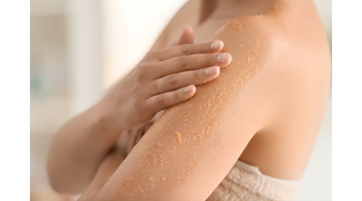 Scrub corpo per la pelle secca: perché è importante a fine estate?